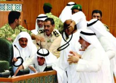 أمير الكويت يجري مصالحة بين النواب المتشاجرين