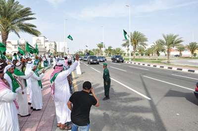 أهل جدة يستقبلون الملك بالحب والورود