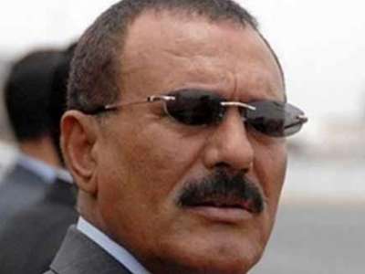 الرئيس اليمني يصل إلى السعودية ويغادر طائرته مشيا على الأقدام .. إصابات واضحة بدت على رقبته ويديه وجزء من فروة الرأس