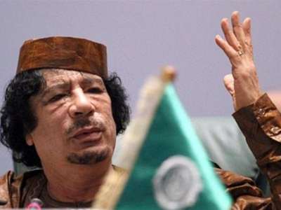 القذافي يقطع كل احتمالات الرحيل.. ويؤكد بقاءه في طرابلس حياً أو ميتاً