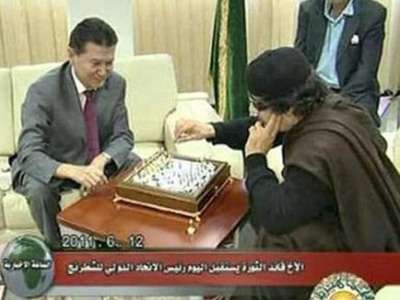 بالفيديو.. القذافي يلعب الشطرنج مع رئيس اتحاد اللعبة في طرابلس