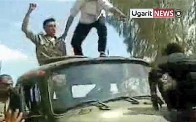 شريط مصور يظهر جنودا ينشقون ويهتفون مع المتظاهرين