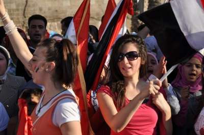 شباب سوريا يطلقون حملة " بالعز ملوّن يا علمي " على سفح قلعة حلب