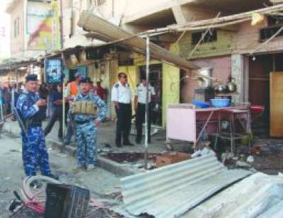 عشرات القتلى والجرحى العراقيين بانفجار سيارتين استهدفا محافظ الديوانية