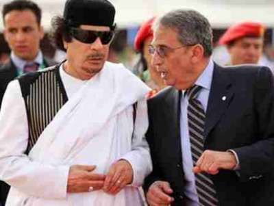 عمرو موسى يُبدل رأيه: بإمكان القذافي البقاء زعيما بشكل مؤقت