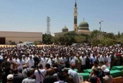 القذافي لا يزال صامدا وكاميرون يؤكد ان الوقت ليس في صالحه