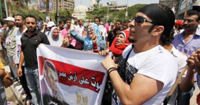 مؤيدو مبارك يطالبون بمحاكمة البرادعى وأيمن نور