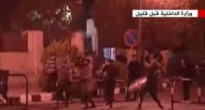 فيديو - اشتباكات في ميدان التحرير في القاهرة بين متظاهرين والشرطة .. إصابة 201 من المتظاهرين