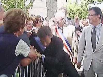 بالفيديو.. اعتداء على ساركوزي أثناء مصافحة مواطنيه في جنوب فرنسا
