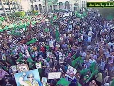 العقيد معمر القذافي يهدد بنقل المعركة مع الثوار والناتو إلى أوروبا