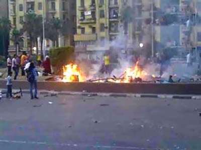 بالفيديو..اشتباكات عنيفة بين الباعة الجائلين ومعتصمي ميدان التحرير