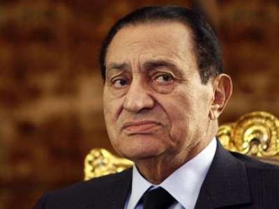 محامي مبارك يُكذّب وزارة الصحة.. ويحذر من تدهور صحة الرئيس السابق