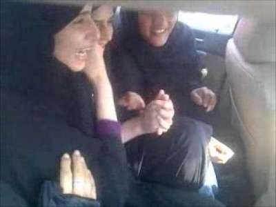 فيديو.. البحرين تفرج عن شاعرة معارضة طالبت الملك حمد بالتنحي وتضعها قيد الإقامة الجبرية