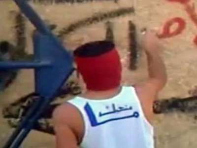 الرجل البخاخ..رصاص الكلمات يؤرق مضاجع رجال الأمن في سوريا