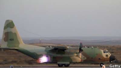 كتائب القذافى تقصف مطار طرابلس وتدمر طائرة