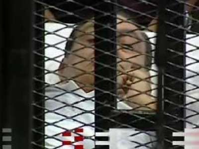 شاهد عيان.. بالفيديو: مبارك نزل من الطائرة على قدمية وكان يمشى بسرعة قبل ظهوره في المحكمة على سرير طبي