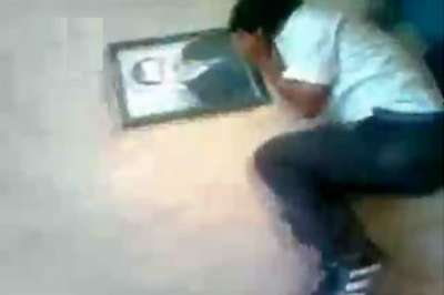 طفل سوري يتعرض للتعذيب والضرب المبرح بعد رفضه السجود لبشار .. شاهد الفيديو