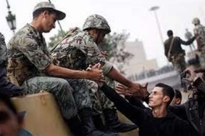 "جارديان": الجيش يسرق الثورة المصرية