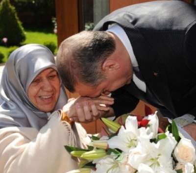 وفاة والدة رئيس الوزراء التركي رجب طيب أردوغان