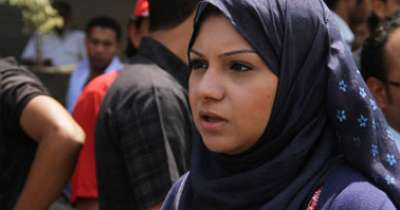 متظاهر يصفع أسماء محفوظ على وجهها
