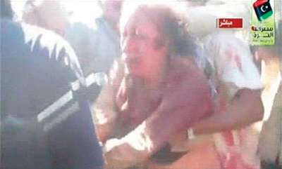 آخر اتصال هاتفي أجراه القذافي كان بامرأة في سوريا.. والثوار ردوا على عائشة في الهاتف: «مات أبو شفشوفة»