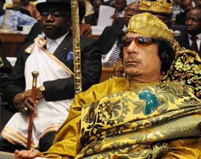 القذافي على قيد الحياه وبصحة جيدة واتصل هاتفيا بملك مملكة الكور في ساحل العاج
