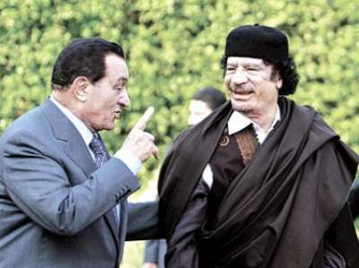 مبارك يبكي بشكل هستيري لرؤيته مقتل القذافي