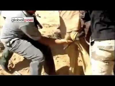 فيديو يظهر قيام مقاتل ليبي باعمال شائنة ضد القذافي قبل قتله