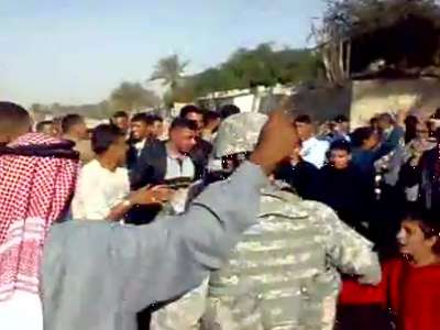 جنود امريكان يرقصون في عرس عراقي
