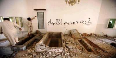 الثوار ‬يدنّسون قبر والدة القذافي‮ ‬ويحرقون عظامها