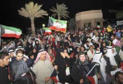 عشرات الاف الكويتيين يحتفلون باستقالة رجل ايران في الامارة