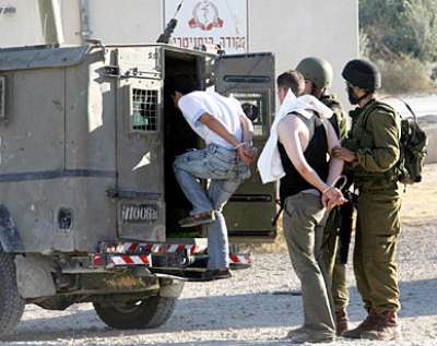قوات الاحتلال تعتقل 4 شبان في بيت لحم والخليل