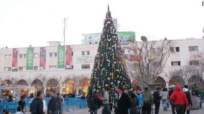 بلدية رام لله ومجلس كنائس المدينة تعلن عن عدم إضائتها لشجرة عيد الميلاد هذا العام