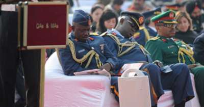 قادة جيوش أفريقيا يغرقون في نوم عميق أثناء احتفال رسمي