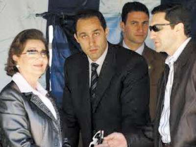 أسرة مبارك تربح 1.5 مليار دولار من بيع ديون مصر