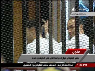 خلال جلسة اليوم:علاء مبارك يشير بعلامة النصر من قفص الاتهام