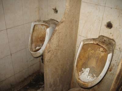 المراحيض العامة في الخليل "مكاره صحية" بامتياز !