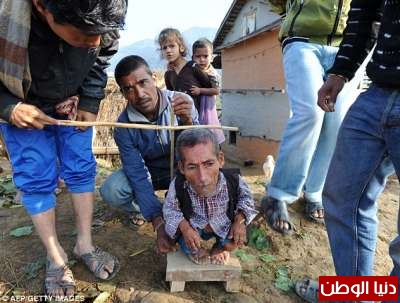 بالصور والفيديو .. أقصر رجل في العالم