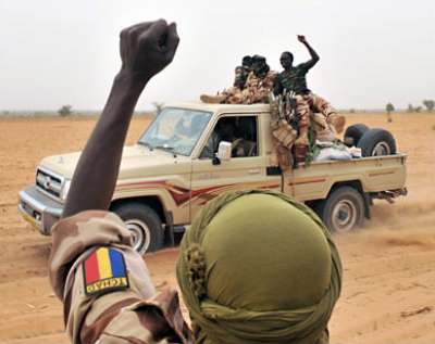 رفع العلم التشادي وراية القذافي في الكفرة ومروحيات تشادية تدخل المعارك لآول مرة تمهيدا لهجوم شامل للسيطرة علي جنوب ليبيا