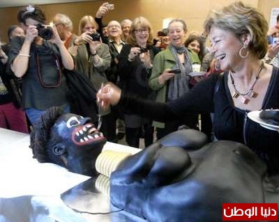 وزيرة سويدية تثير الغضب بعد تقطيعها كعكة على هيئة امرأة إفريقية عارية .. فيديو وصور