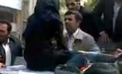ايرانية تقفز في وجه أحمدي نجاد وتقول له "نموت جوعاً".. فيديو وصور