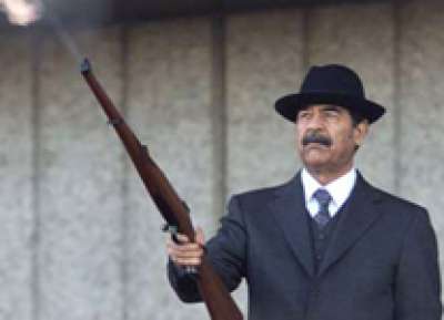 طالباني يقدم بندقية صدام حسين هدية لأمير كويتي