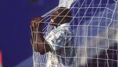 وفاة النجم النيجيري "رشيدي ياكيني" بعد صراع طويل مع المرض