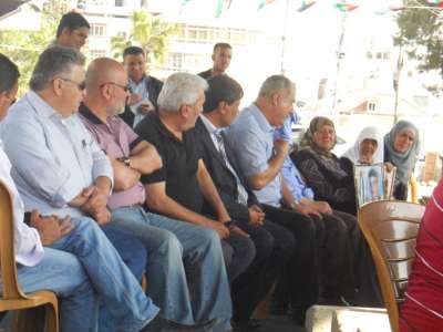 محمد بركة يزور خيمة التضامن المركزية بمدينة البيرة .. صور
