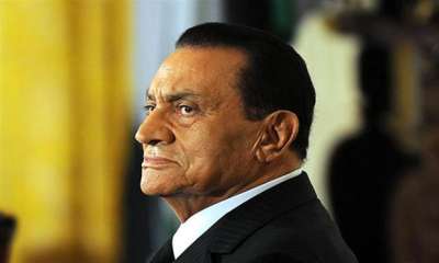 قبل ساعات من محاكمة القرن.. مبارك يستعين بالقرآن وينتظر قدوم الديب