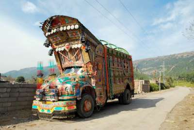 فن تزيين سيارات النقل في الباكستان