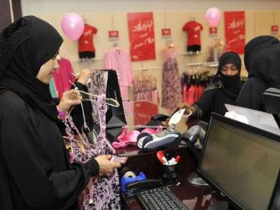 طرق تحايل جديدة لبيع الملابس النسائية في السعودية