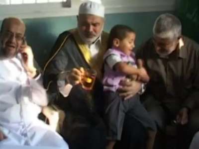 طفل يسكب الشاي على اسماعيل هنية رئيس الوزراء