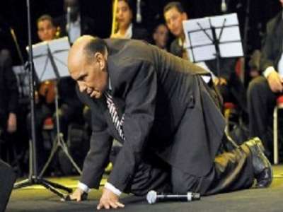 وفاة مصطفى بغداد فجأة على المسرح إثر أزمة قلبية ..فيديو
