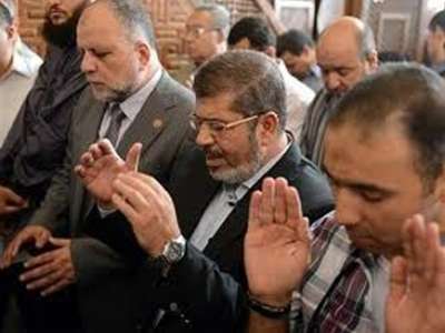 مرسي يصرّ على صلاة الفجر في المسجد ويرفض الحراسة